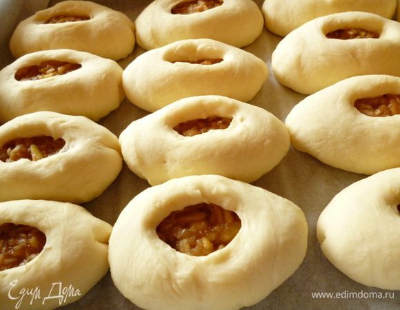 <font style="vertical-align: inherit;"><font style="vertical-align: inherit;">Переворачиваем пирожок швом вниз, делаем ножницами продольный надрез и формируем руками продолговатое отверстие с бортиком. </font></font>