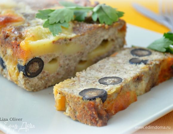 Готовой буханке дайте постоять 5 минут, затем достаньте ее и нарежьте на порционные ломтики. ЕЕ надо естьв  горячем виде. Приятного аппетита! 