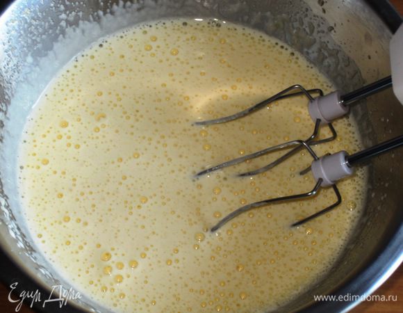 Взбить яйца с сахаром до увеличения объема и получения  массы светлого цвета. 
