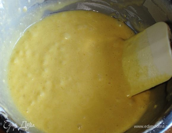 Добавить просеянную с крахмалом муку, разрыхлитель, щепотку соли, растопленное масло. Хорошо перемешать. 