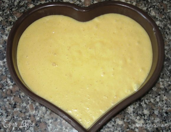 Вылить тесто в форму (у меня силиконовая ) и выпекать в разогретой до 180°С духовке 25 минут. 