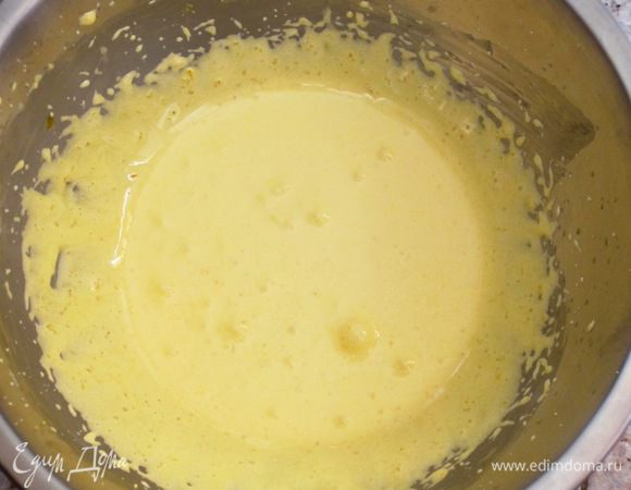 Крем: Взбить желтки с сахарной пудрой  до увеличения объема. 
