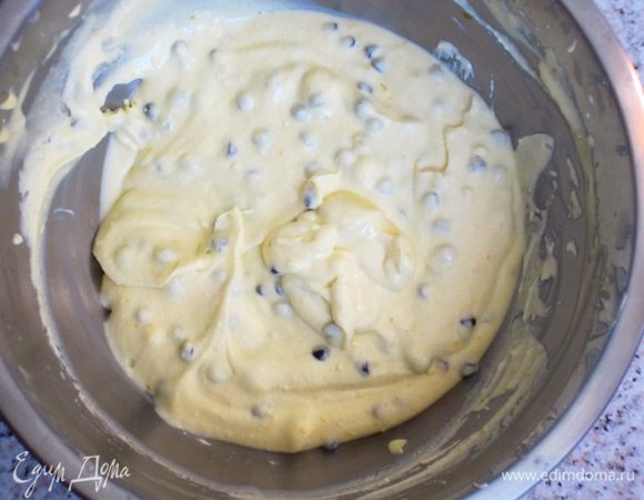 Ввести маскарпоне, шоколадные капли и всё тщательно перемешать.