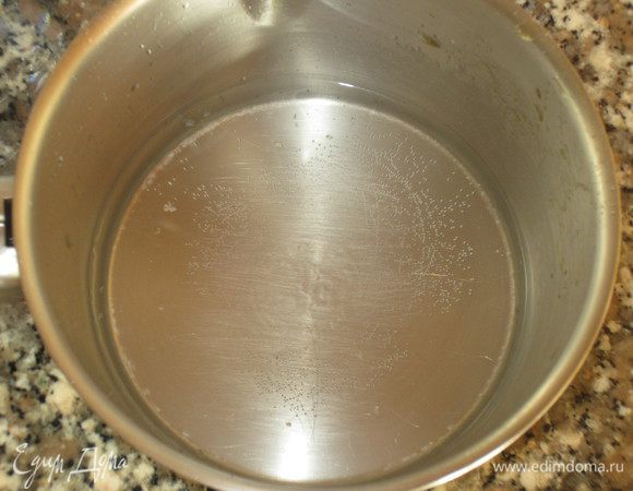 Пропитка: Залить сахар водой, перемешать, довести сироп до кипения и снять с огня. Остудить. Добавить апельсиновый сок, перемешать. 