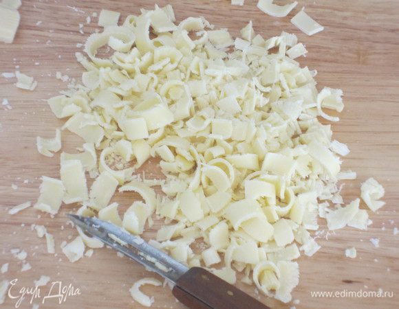 Украшение: Шоколад ненадолго поместить  в теплое место. Когда шоколад станет мягче, ножом для чистки овощей  срезать шоколад тонким слоем.  