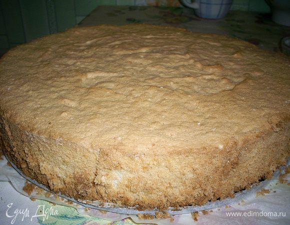 Готовим бисквит по рецепту http://www.edimdoma.ru/retsepty/44825-klassicheskiy-biskvit-gotovim-v-domashnih-usloviyah. Даем ему остыть и разрезаем на два коржа.