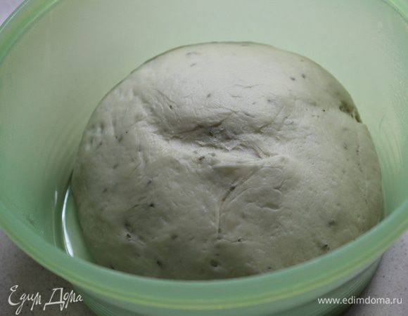 Для теста: молоко подогреть до температуры 36-40 гр., добавить дрожжи, 1 ст. муки и сахар...оставить на 15 минут. Затем добавить все остальные ингредиенты и замесить тесто. Накрыть сверху полотенцем и оставить в теплом месте на 1 час. Потом хорошенько его помесить, чтобы выпустить газы и оставить еще на 15 минут.