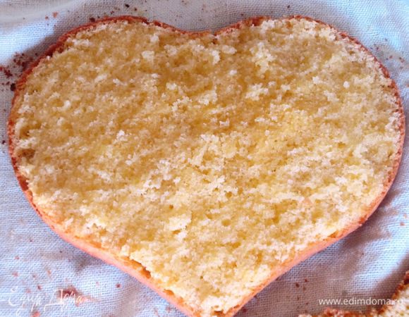 Сборка торта: Разрезать бисквит на 2 коржа. Пропитать коржи сиропом.