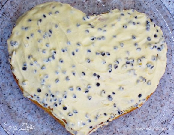  На 1-й корж нанести 3/4 ч. крема и накрыть 2-м коржом. Нанести оставшийся крем на поверхность торта.