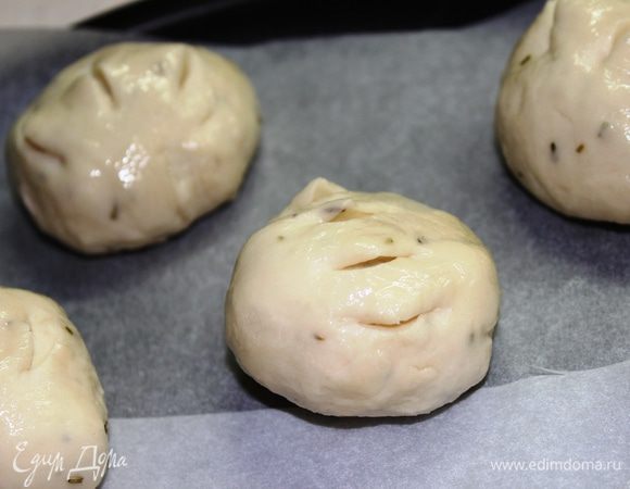 Разделить тесто на 20 частей, скатать шарики. Духовой шкаф разогреть до 100 градусов. Противень застелить бумагой для выпекания, шарики из теста смазать растительным маслом и выложить на бумагу. Ножницами сделать надрезы (в произвольном порядке).
