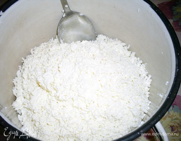 Тем временем готовим суфле. Творог протираем через сито.