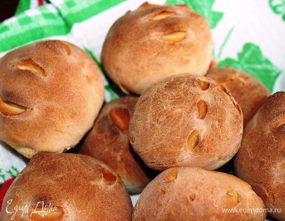 Поставить противень в духовой шкаф и сразу увеличить температуру до 180 гр. Выпекать 30-35 минут. За то время, пока температура поднимается от 100 до 180 градусов, булочки увеличиваются в размере. Затем становятся румяные, аппетитные и хрустящие! Аромат розмарина очень привлекает и придает пикантность булочкам. Подавать горячими со сливочным маслом))) 