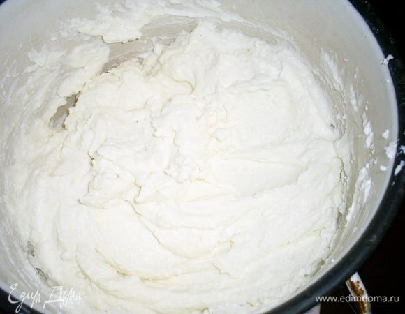 Добавляем к нему 3 ст.л. сметаны и взбиваем блендером до кремообразного состояния. Смешиваем творожную массу с растопленным на водяной бане шоколадом.