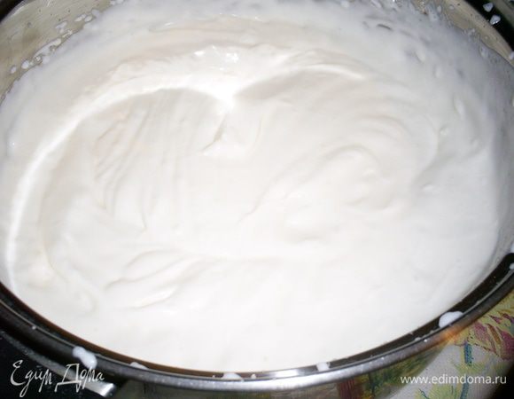 Оставшуюся сметану взбиваем с сахаром и ванилином до полного растворения кристалликов сахара и увеличения в объеме.