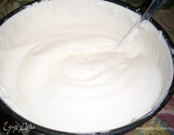 Желатин заливаем 2 ст.л. воды, ставим на водяную баню и ждем его полного растворения, постоянно помешивая. Смешиваем творожную и сметанную массы. Добавляем растворенный желатин и тщательно перемешиваем.