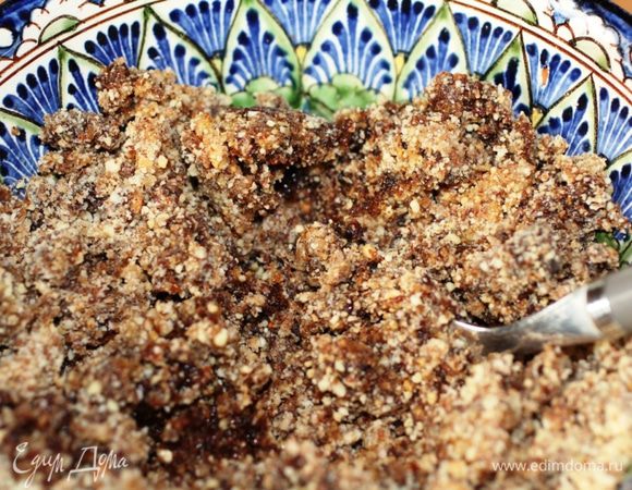 Изюм промыть,обсушить и залить двумя ложками ликера на 20-30 минут. Орехи и изюм пропустить через мясорубку и хорошо перемешать до получения однородной массы.