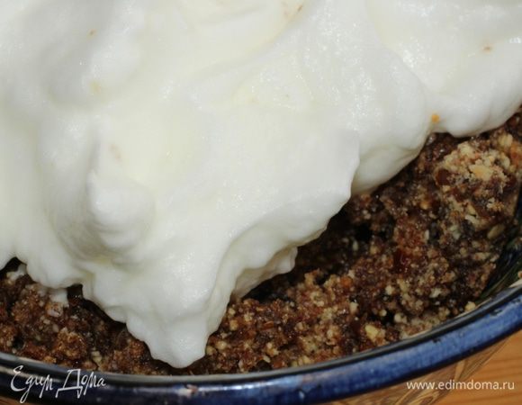 Белки взбить в пену и добавить к ореховой начинке, добавить корицу и мед и всё аккуратно перемешать.