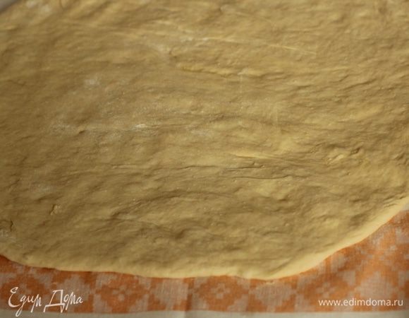 Раскатать корж толщиной 0,5 см.