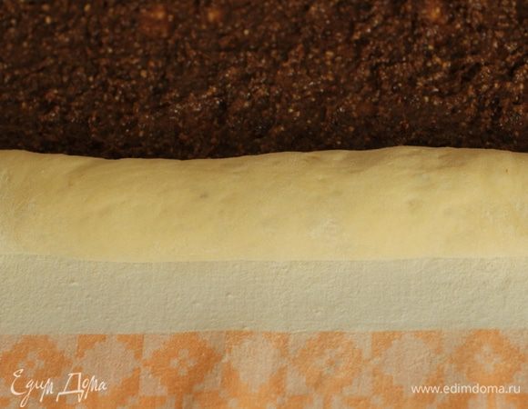 При помощи полотенца свернуть рулетом.