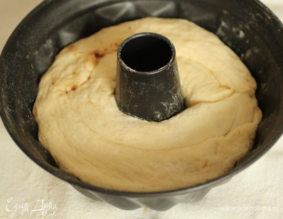 Переложить в кольцевую форму и дать постоять 30 минут.