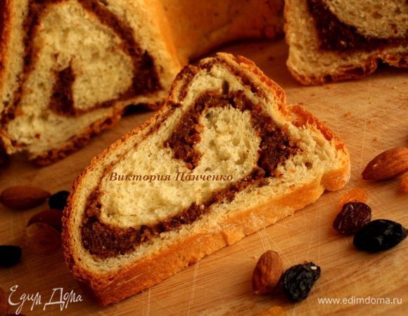 Хорошо охладить и нарезать. Можно смазать кекс сливочным маслом и посыпать сахарной пудрой. Приятного аппетита!!!