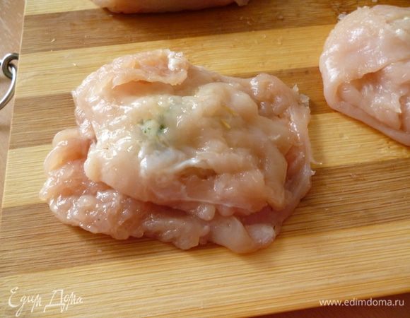 Сверху накрываем вторым,аккуратно соединяем и слегка загибаем края нижнего пласта наверх.Смоченными в холодной воде руками формуем котлетку.Если отбивная получилась немножко дырявая - ничего страшного, закройте дырочку маленьким куском мяса и хорошо заровняйте руками.