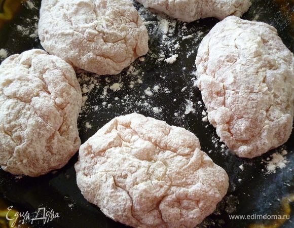 Каждую котлету хорошо обвалять в муке,оставить на 2-3 минуты,что бы мука хорошо впиталась.