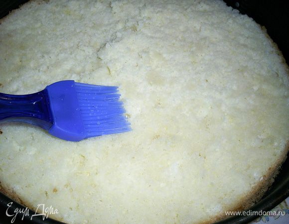 Заранее готовим пропитку. В горячей воде растворяем сахар, когда сироп остынет, добавляем в него коньяк. Кладем нижний корж срезом вверх в кулинарное кольцо или бортик от разъемной формы, высоту стенок может понадобится наростить с помощью фольги. Полученной пропиткой (1/3) пропитываем нижний корж, который кладем в кольцо срезом вверх. Второй корж нам понадобиться пропитать с двух сторон. Сторону среза я пропитываю сразу, а верх - уже в форме.