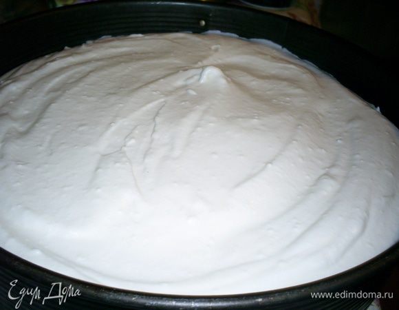 Выливаем на корж 2/3 суфле. Кладем второй корж срезом вниз. Пропитываем верх оставшейся пропиткой, выливаем оставшееся суфле, разравниваем и отправляем остывать в холодильник. Желательно хотя бы на 4 часа.