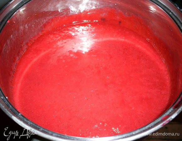 Перед тем, как достать торт из холодильника, приготовим желе. Для этого малину размораживаем (если используете замороженную), пюрируем с помощью блендера и протираем через мелкое сито, чтоб избавиться от косточек. Затем в полученное пюре добавляем воду и сахар. Количество сахара можете регулировать по своему вкусу и в зависимости от кислоты малины. Полученную смесь нам надо закипятить, затем в кипящую смесь добавляем содержимое 1,5 пакетиков желе при постоянном помешивании. Следуйте инструкции на пакетике. У меня было написано прокипятить при постоянном помешивании 1 минуту.