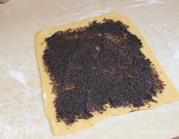 берем готовую начинку , намазываем ее. Начинку можно сделать самим:
150 г мака 
180 мл молока
75-100 г сахара

Молоко с сахаром довести до кипения, засыпать туда мак .
Остудить и по желанию добавить густое варенье 