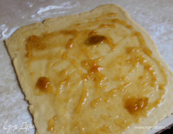 делаем с разными начинками, например я делала с орехом, можно с нутелой, вареньем. Итак я мазала сначала варенье абрикосовое..