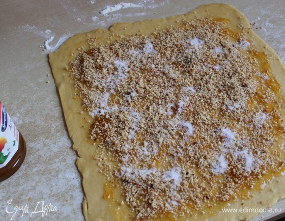 сверху посыпала молотым грецким орехом и немного сахаром..