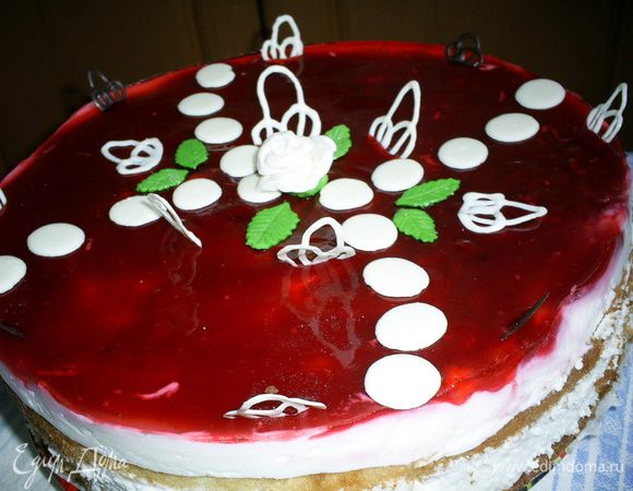 Далее работаем быстро, так как желе готово застыть еще быстрее. Вынимаем торт из холодильника и заливаем полученным желе. Можно немного покрутить торт, чтоб желе равномерно распределилось. Оставляем торт в холодильнике еще на 0,5 часа. Затем вынимаем его, аккуратно проводим ножом вдоль бортика формы, снимаем кольцо и украшаем наш сладкий шедевр. Я использовала шоколадные завитушки, диски из белого шоколада и мастичные розу и листики. Тут я на своем опыте убедилась, в том, что пишут везде: мастику на желе класть нельзя!!! Мастика растает. Торту нашему долго жить не пришлось и свой внешний вид он потерять не успел. Но при хранении даже несколько часов станут для мастики губительными. Так что думайте, сколько вам торт хранить и чем украшать)))
Приятного аппетита!