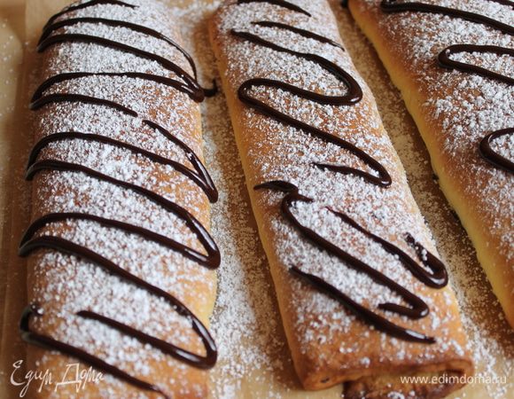 даем остытъ и посыпаем сахарной пудрой и еще я полила растопленым шоколадом...