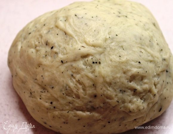Когда тесто будет готово, следует его еще немного подмесить, чтобы освободить от воздуха. Для того, чтобы аромат мяты был более ощутимым, я думаю, надо предварительно ее заваривать кипятком (в небольшом количестве) и использовать полученный натуральный концентрат. Но я только лишь подержала мяту в теплой воде 15 минут...