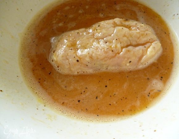 В мисочке взбить два яйца с солью и молотым перцем,окунуть каждую котлету в эту смесь,дать немножко стечь излишкам и обжарить (сначала пару минут со стороны шва,а затем переворачиваем) с двух сторон до золотистой корочки на растительном масле в сковороде. Огонь должен быть небольшим.Во время обжаривания время от времени переворачивать котлету,что бы она готовилась равномерно. Приятного вам аппетита!