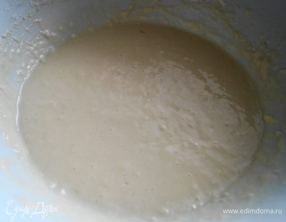 В молоко добавить соль, сливочное масло и яйца, перемешать. Затем добавить муку и перемешать до однородной массы (без комочков)
