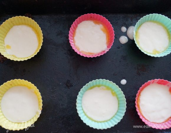 В горячие формочки выливаем тесто (они должны быть заполнены на 1/3, так как хорошо поднимутся) и ставим выпекаться в разогретую, примерно, до 240 градусов духовку на 15 минут.