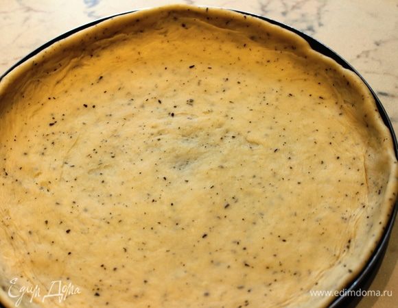 Остальное тесто раскатать и разместить в форме с бортиками