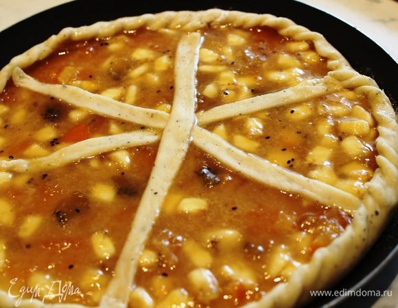 добавить начинку, завернуть края и поставить в духовой шкаф...выпекать 30 минут при температуре 180 градусов