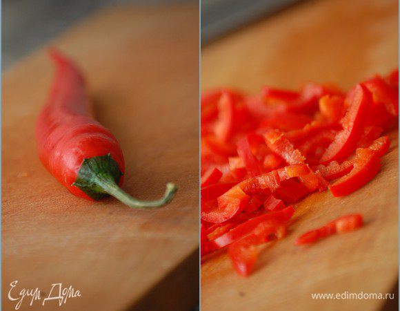 Чили очистить от семян и нарезать тонкой соломкой. Любители острого смело могут увеличить кол-во перца до двух штук 