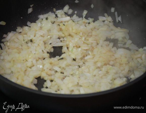 В 2 ст.л. кунжутного масла (на среднем огне) обжарить лук до золотистого цвета.