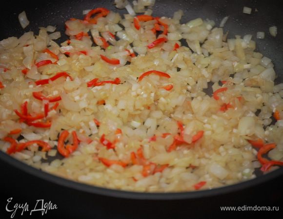 Добавить чили и чеснок. Обжаривать 1 минуту.