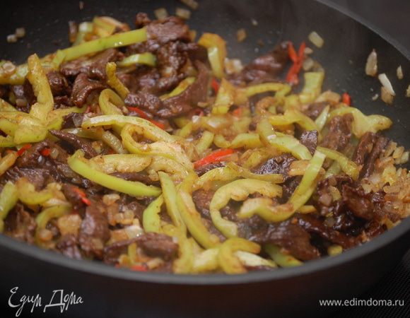 Добавить говядину – и еще  2 минуты на огне чуть выше среднего.
Влить устричный соус и перемешать. Далее вводим разведенную кукурузную муку в 3-х ст.л. воды и даем соусу загустеть (по времени это не более полу минуты).  
