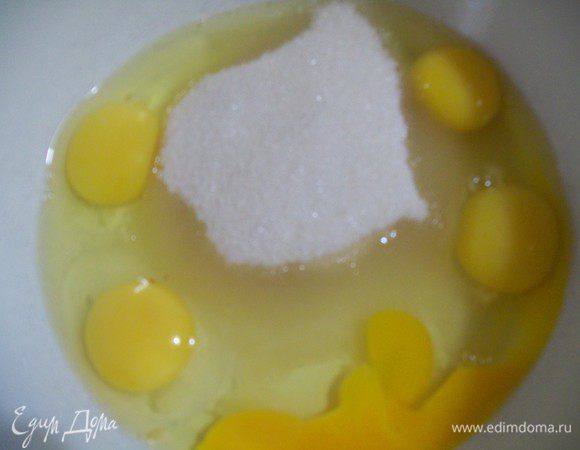 Яйца взбить с сахаром до бела. 
Добавить соль.