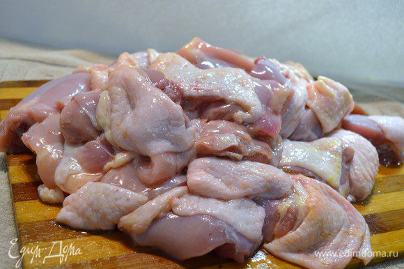 Мясо нарезать на порционные кусочки.