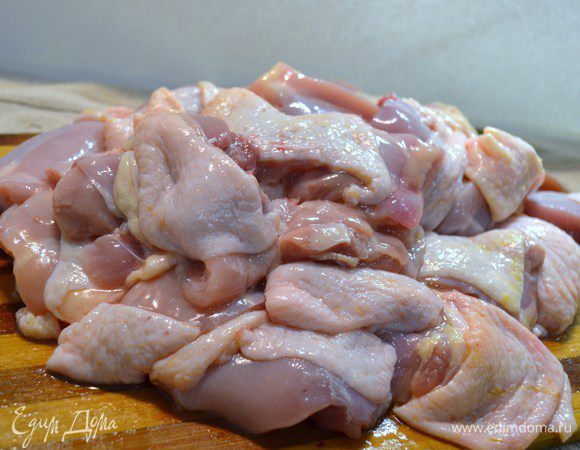 Мясо нарезать на порционные кусочки.