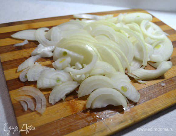 Полукольцами нарезать лук.