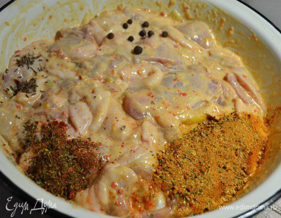 Добавить приправы, специи, посолить. Перемешать.